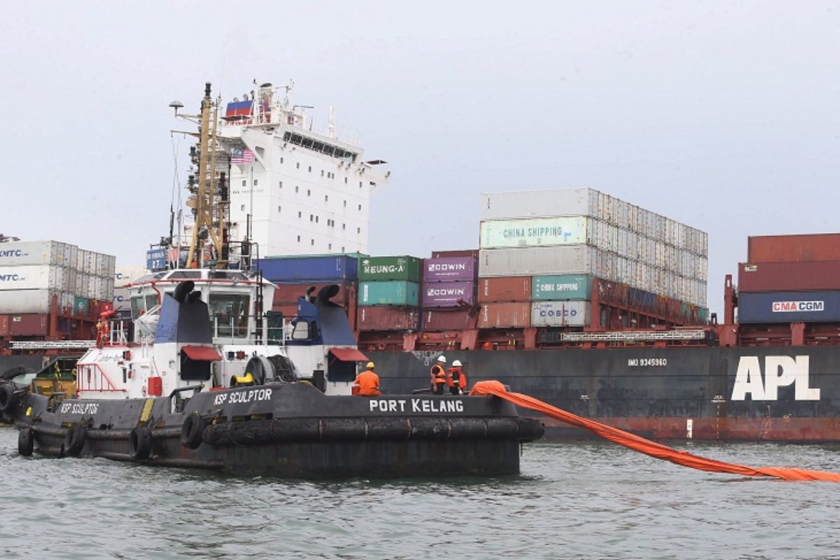 Johor ship collision: Vessel owners to pay RM1 million each for oil clean-up